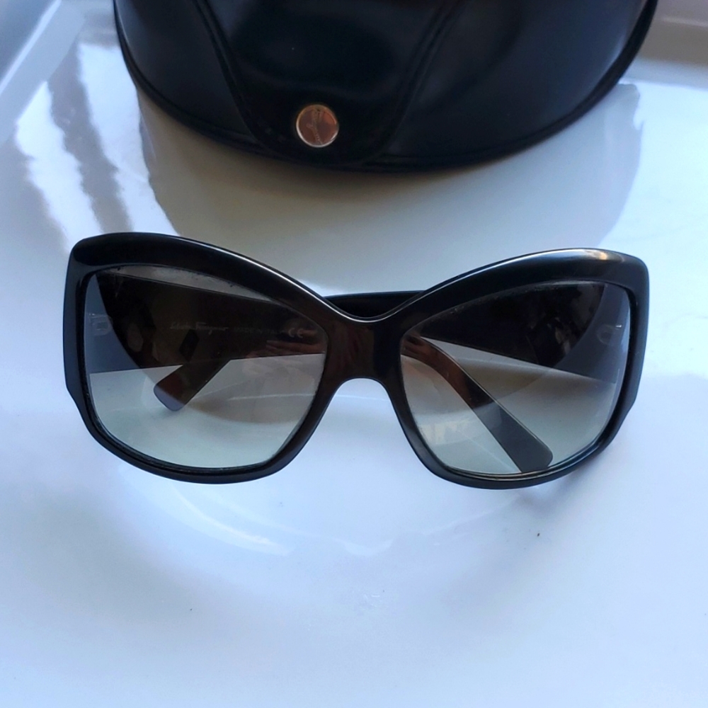 Salvatore Ferragamo sunglasses FE2096 519/11
